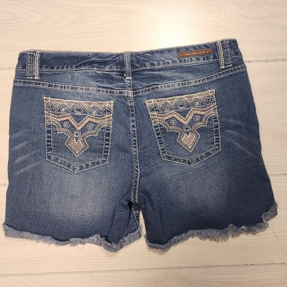 Rhythm in Blues Women's Stretch Blue Jean Mid Rise Shorts Denim Size 12. - Picture 2 of 6